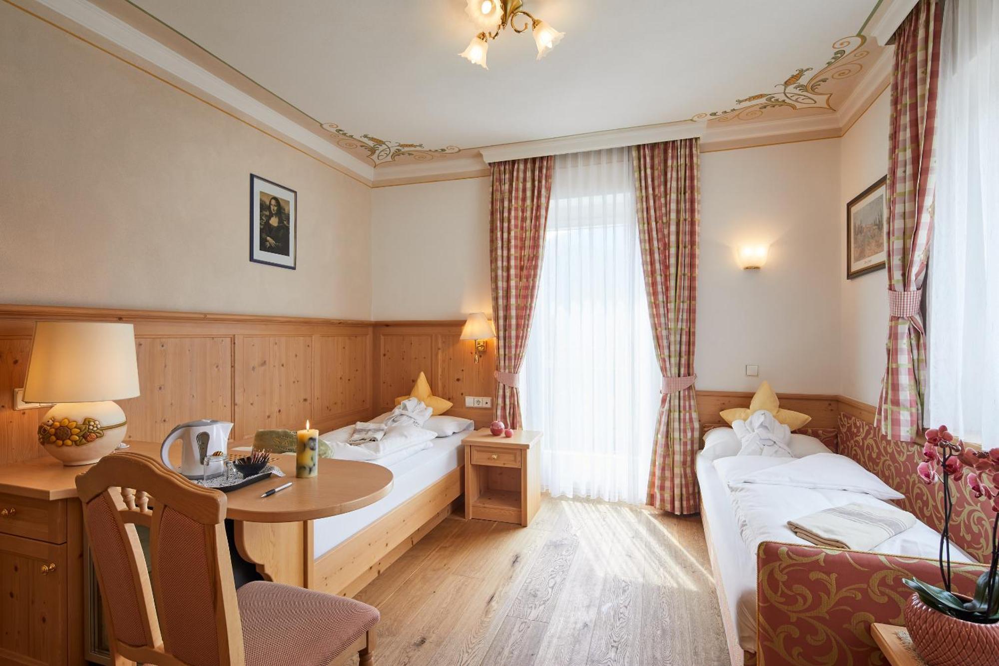 Dolomites Wellness Hotel Savoy La Villa  Rum bild